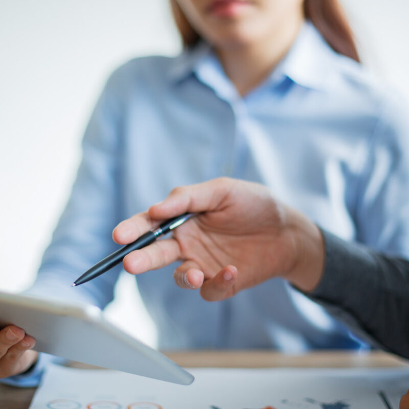 Dos personas revisando un documento - Javier Abrante