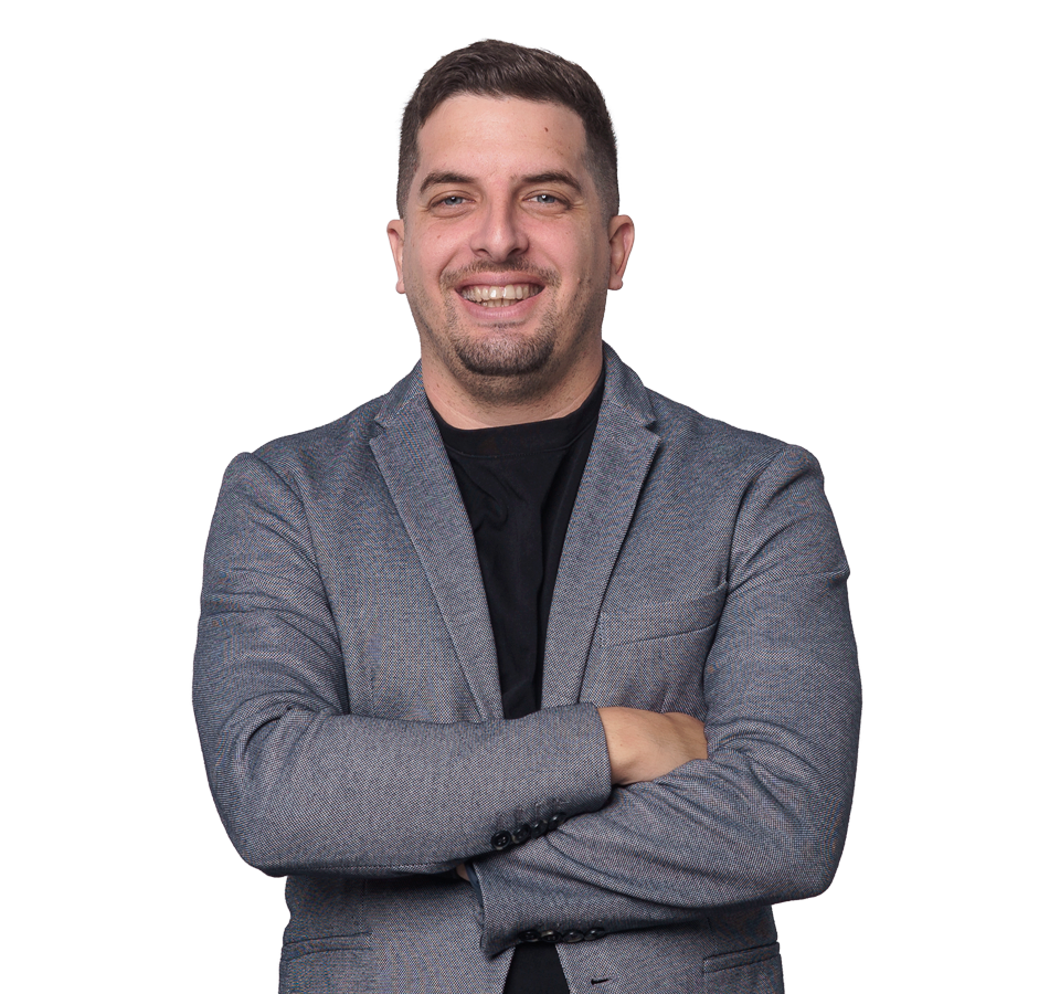 Foto de Javier-Abrante-de-brazos-cruzados-y-sonriendo