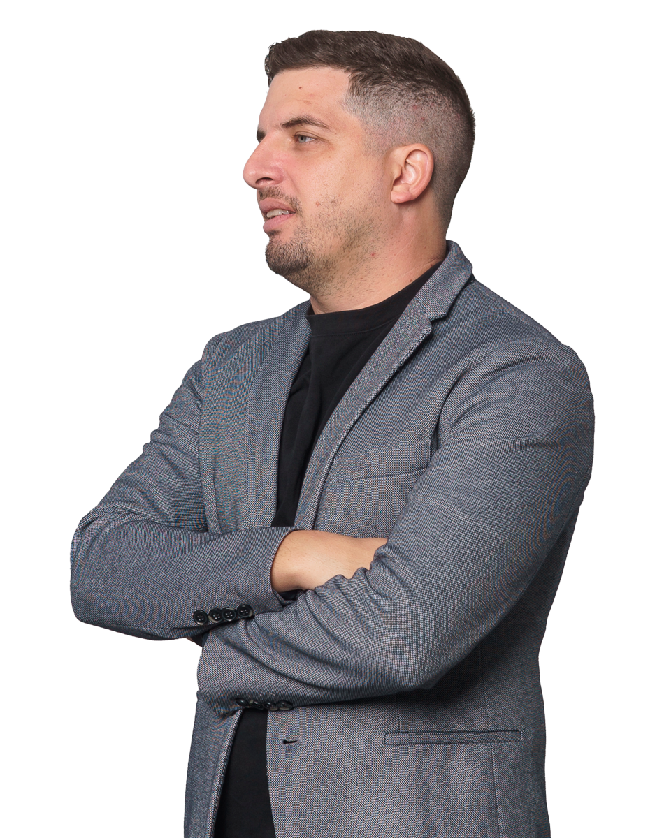 Javier Abrante mirando a un lado con los brazos cruzados